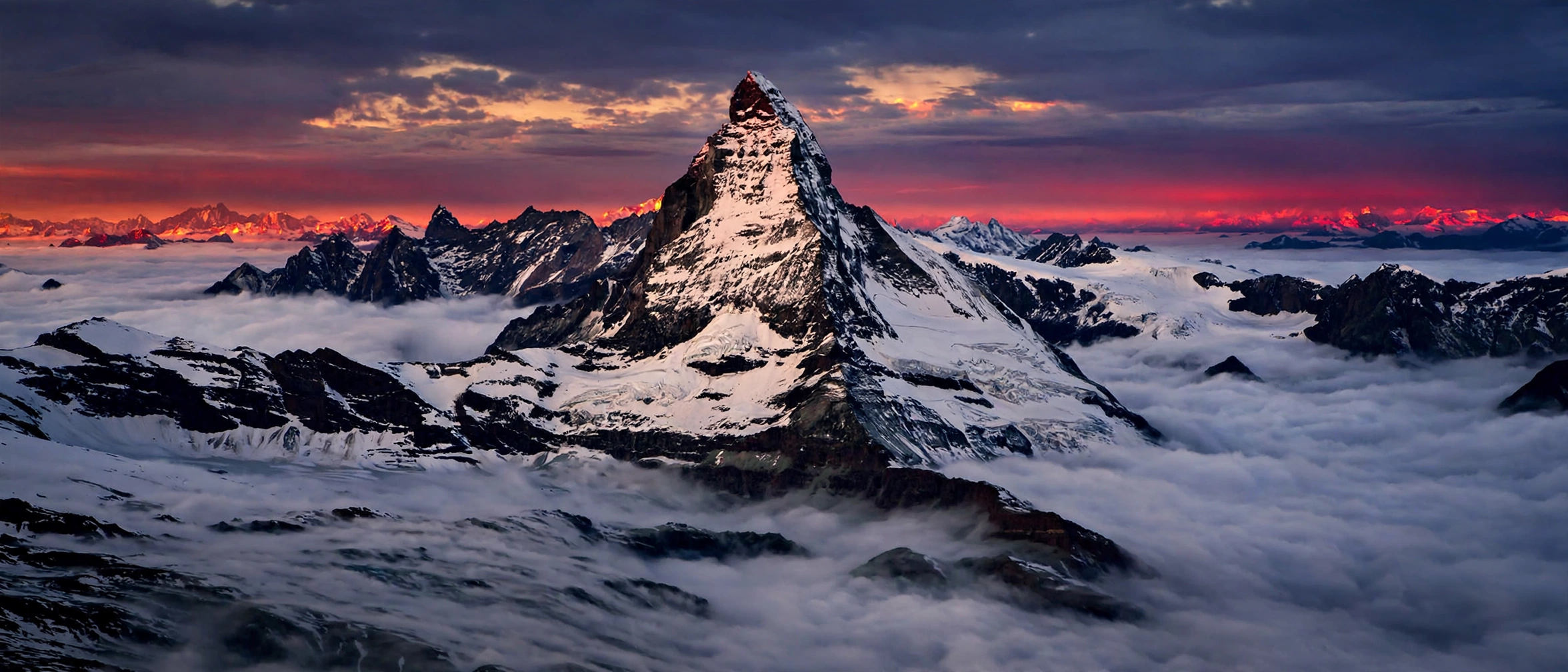 Puncak Matterhorn di Pegunungan Alpen Swiss saat matahari terbit
