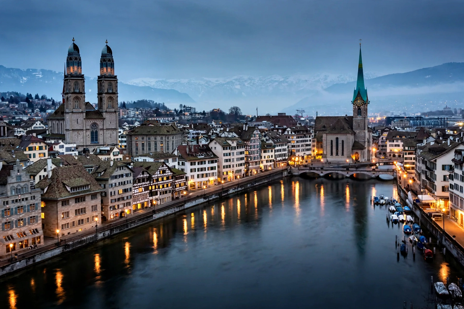 Kota tua Zurich di tepi Sungai Limmat saat senja